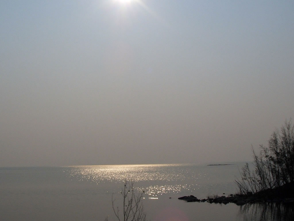 forest-fire-smoke-in-evening-sun-over-lake (1024x768)