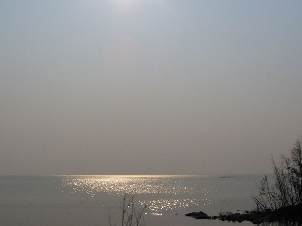 forest-fire-smoke-in-evening-sun-over-lake (1024x768)